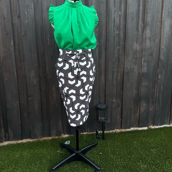 Classic Concepts Geometric Black and White Skirt Medium - Picture 1 of 6